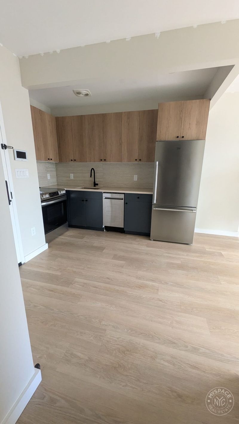 Finished kitchen at Fulton St, Bed-Stuy, Brooklyn — photo 8